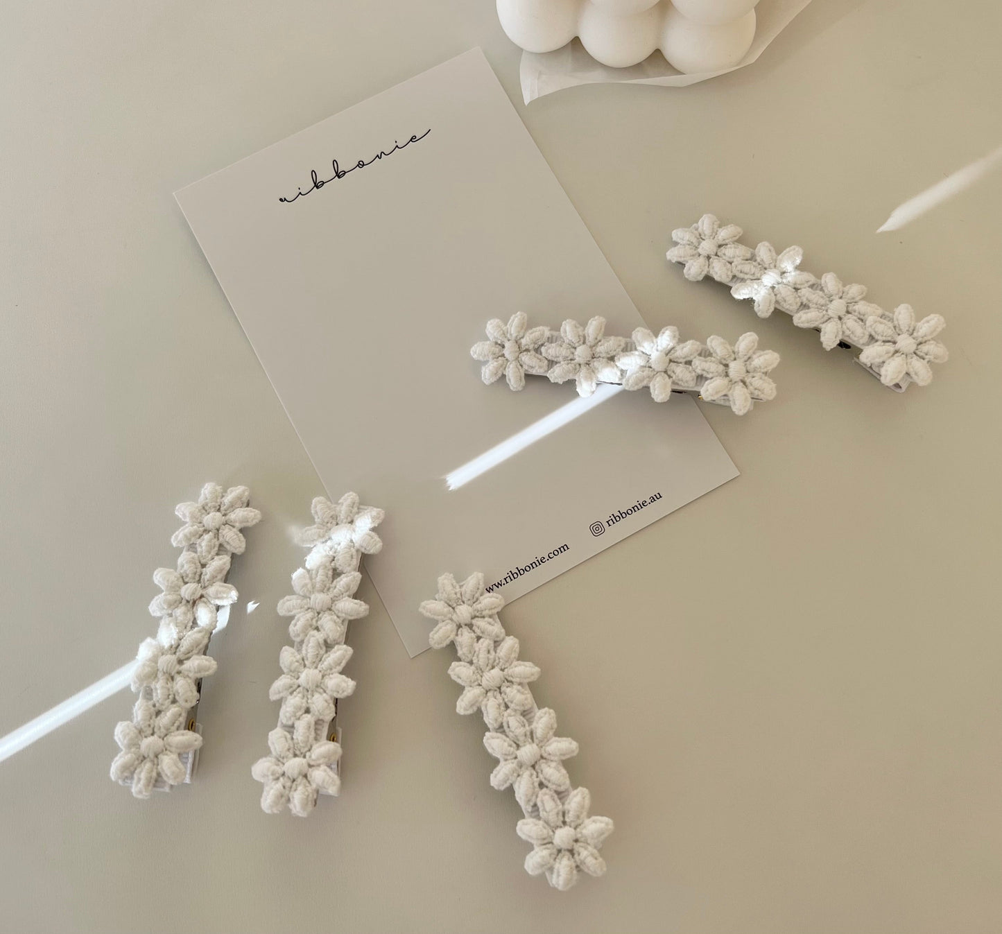 Off White Flower Clip ribbonie